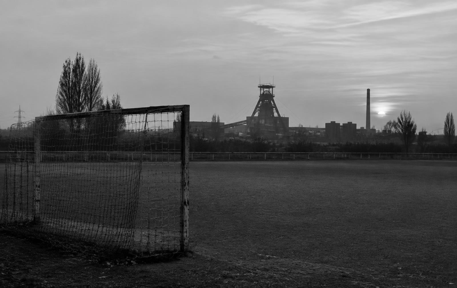 Bolzplatz im Ruhrgebiet in der Dämmerung